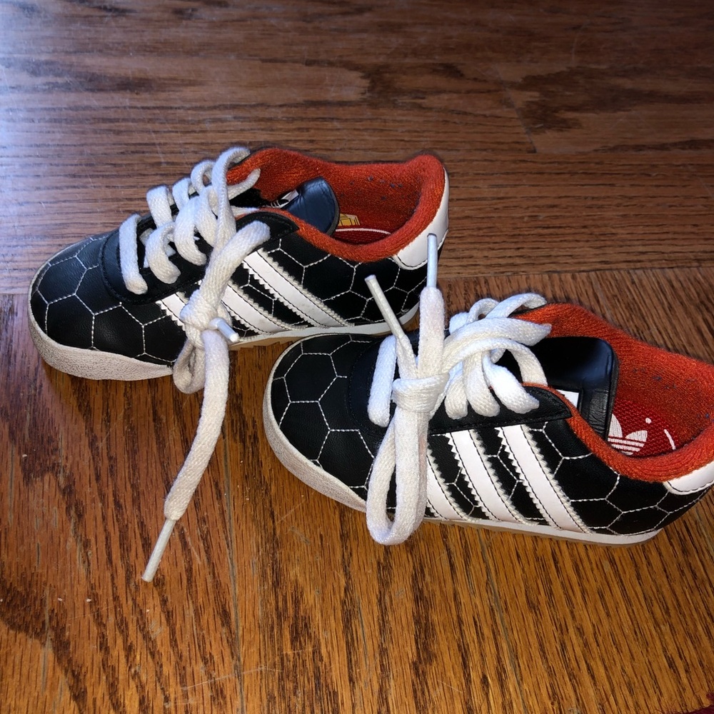 Size 6 little kids adidas sneakers